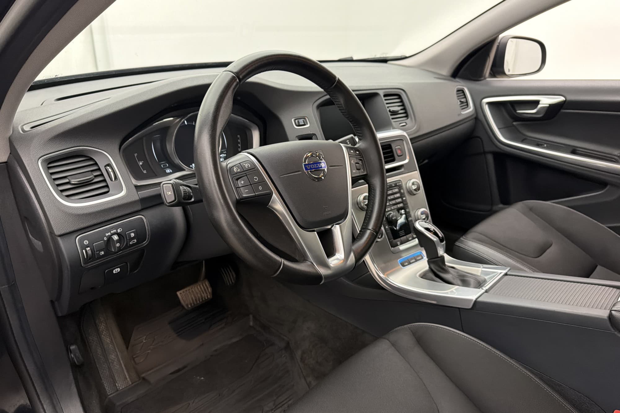 Volvo V60 D5 Plug-in Hybrid AWD 231hk Momentum Värmare Drag