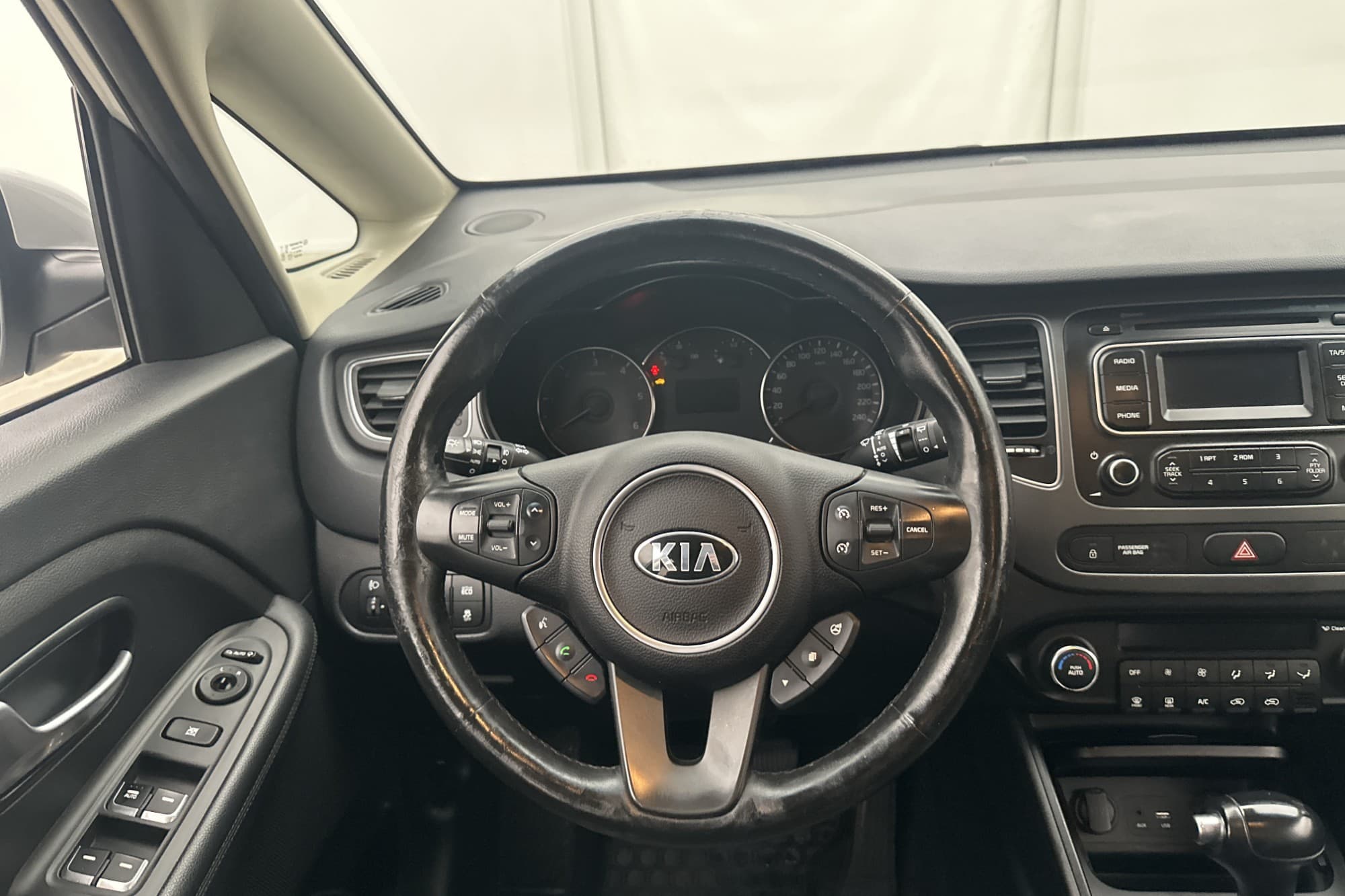 Kia Carens 141hk 7-Sits M&K-Värm P-Sensorer Rattvärme Drag