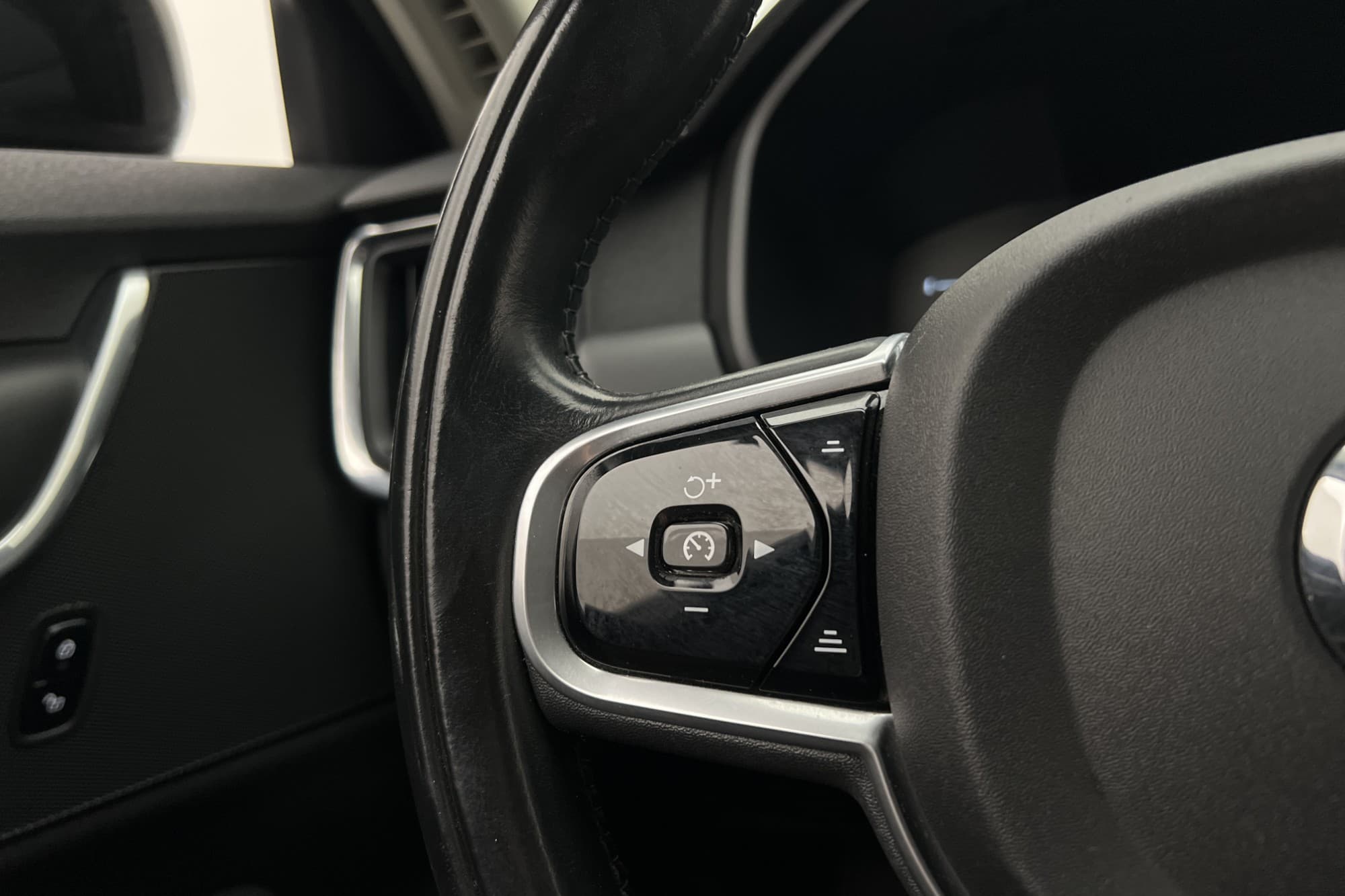 Volvo V90 D4 190hk AWD Kinetic Värmare VOC Sensorer