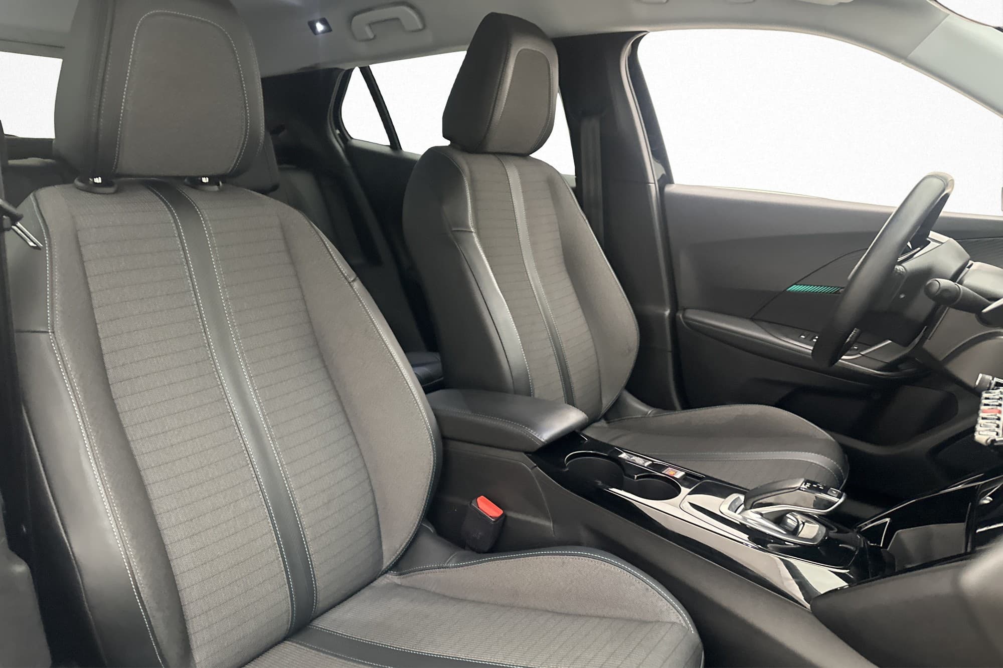 Peugeot E-2008 136hk Kamera CarPlay LED Keyless P-Sensorer