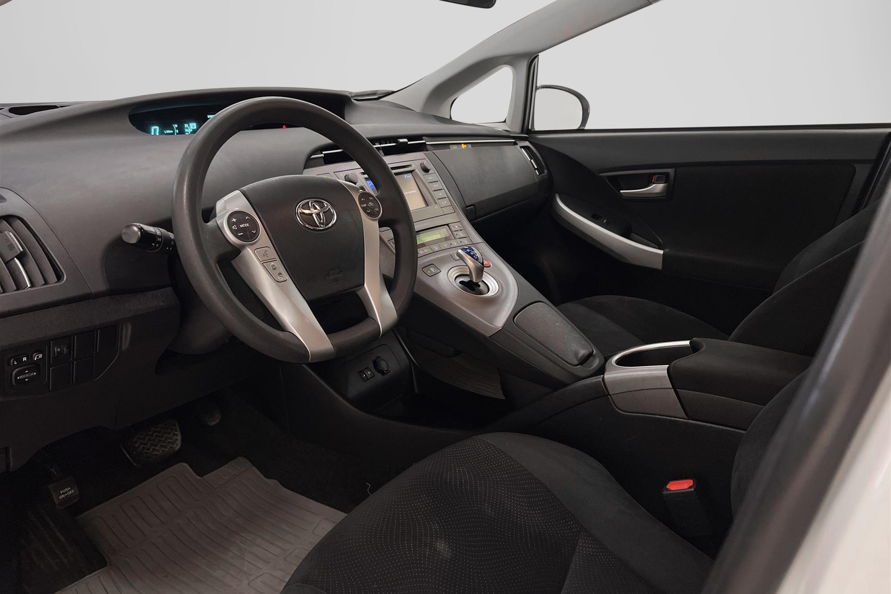Toyota Prius Hybrid CVT 136hk B-Kamera 360kr Skatt 0,39L/mil