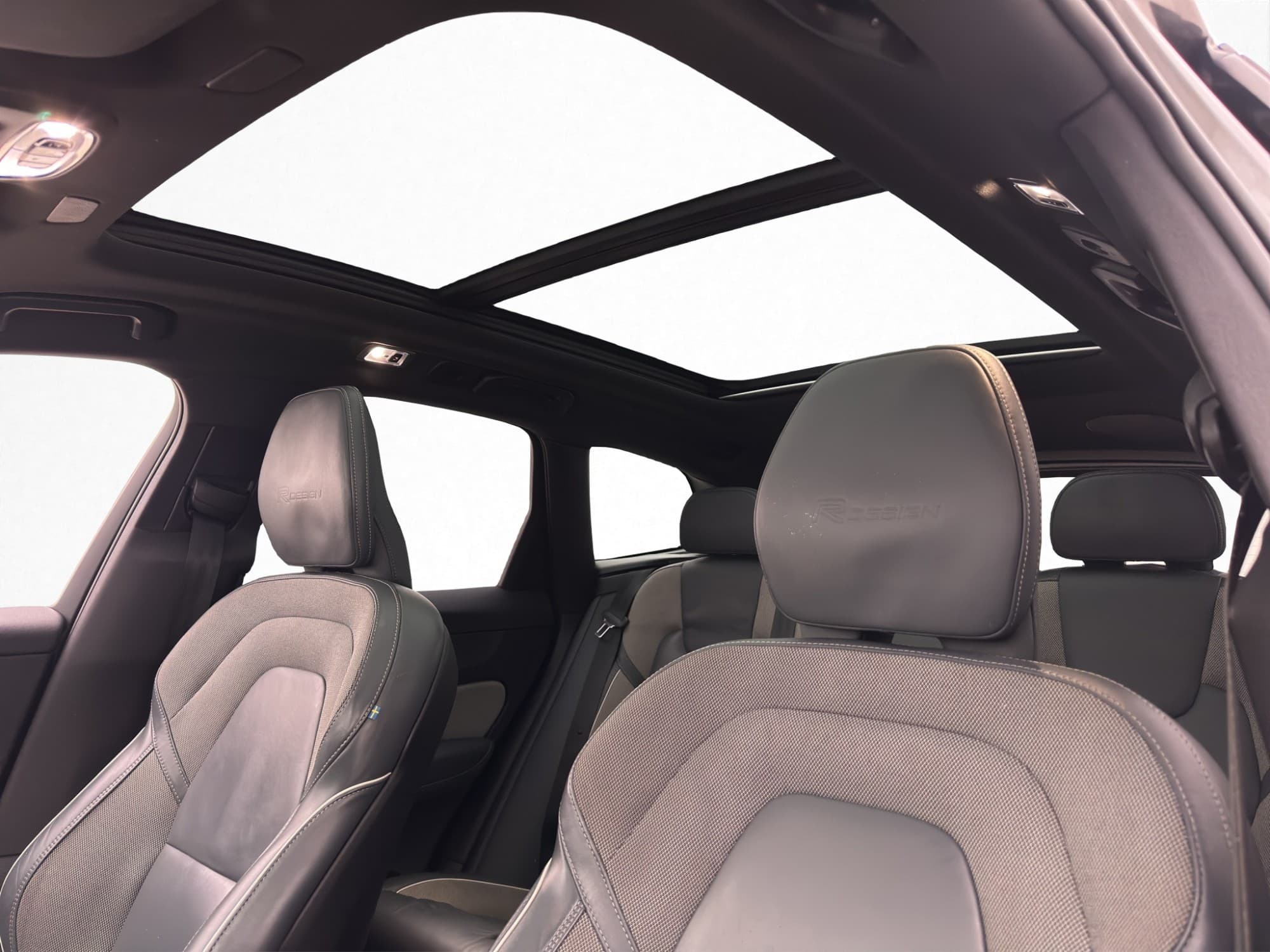 Volvo XC60 B4 AWD R-Design Pano B&W HUD VOC Luft 360° 4-Zon