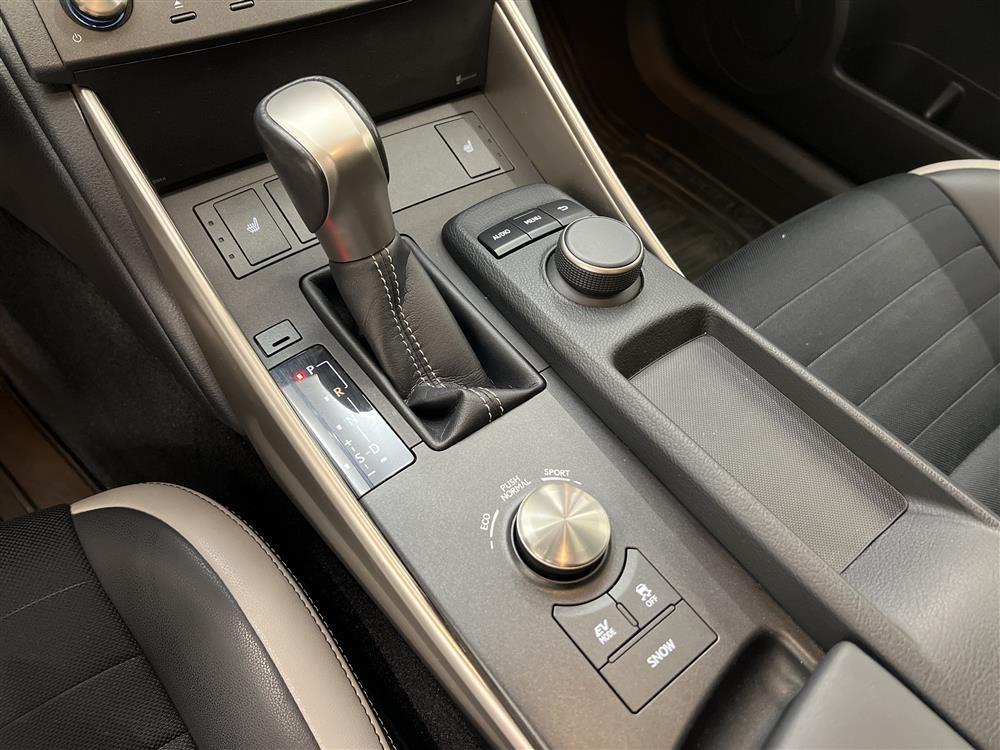 Lexus IS 300h 181hk Sport M-värm B-kam P-sensor 0,42l/milinteriör