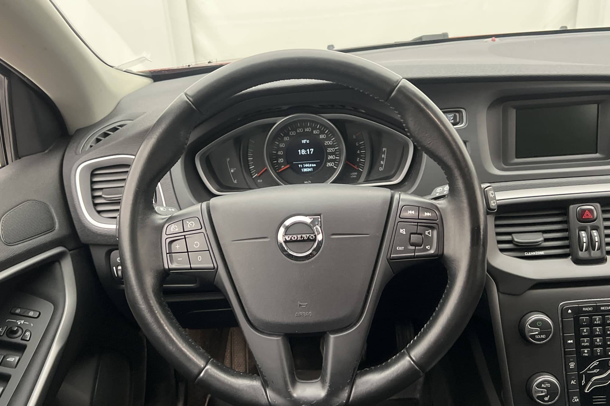 Volvo V40 T3 Kinetic VOC Värmare P-Sensorer Farthållare