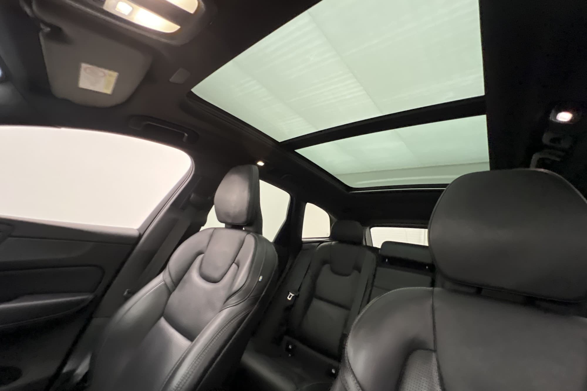 Volvo XC60 T8 AWD R-Design VOC Pano B&W HUD Drag Massage