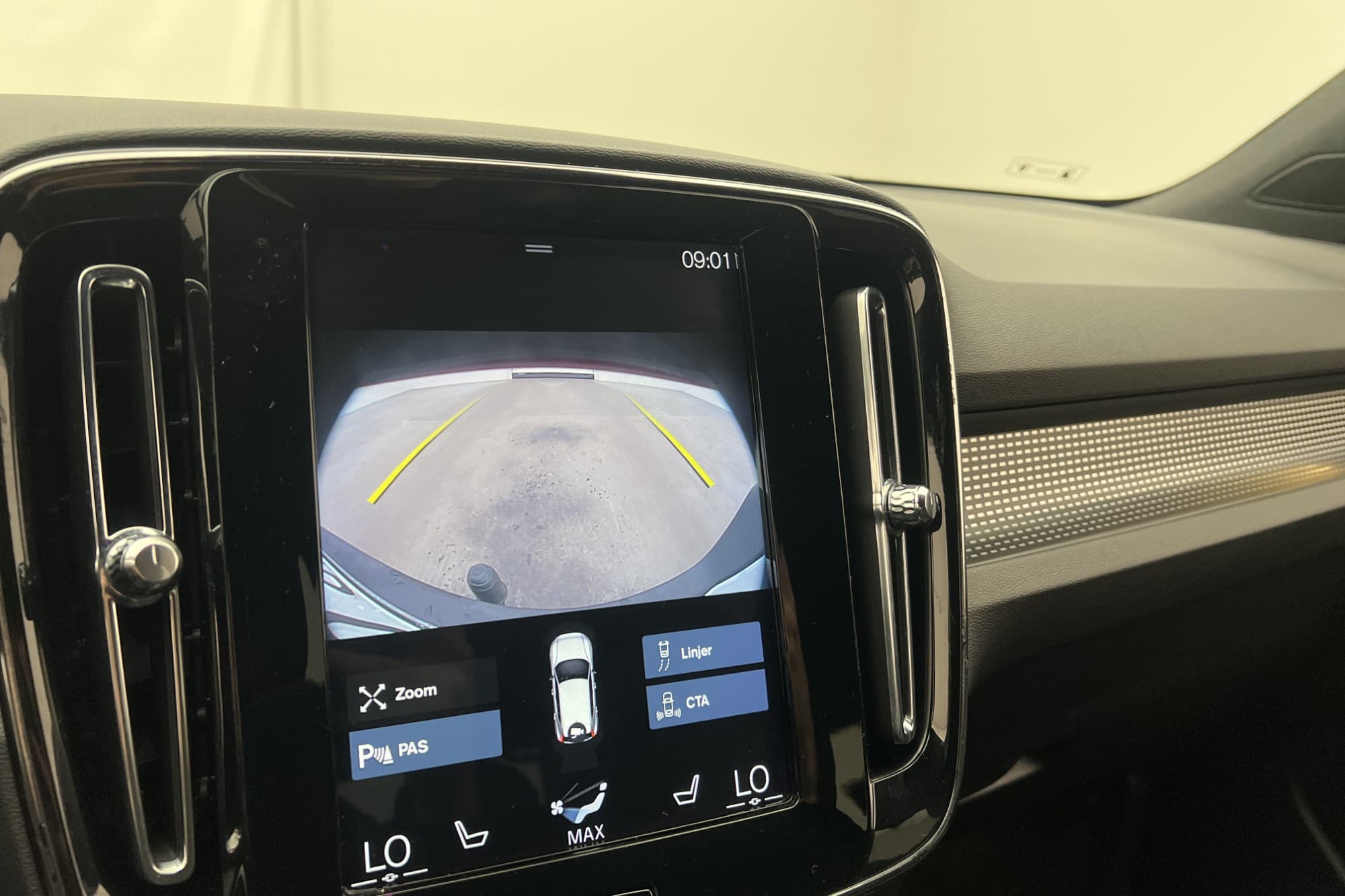 Volvo XC40 D4 AWD R-Design Kamera Värm Navi Keyless Drag