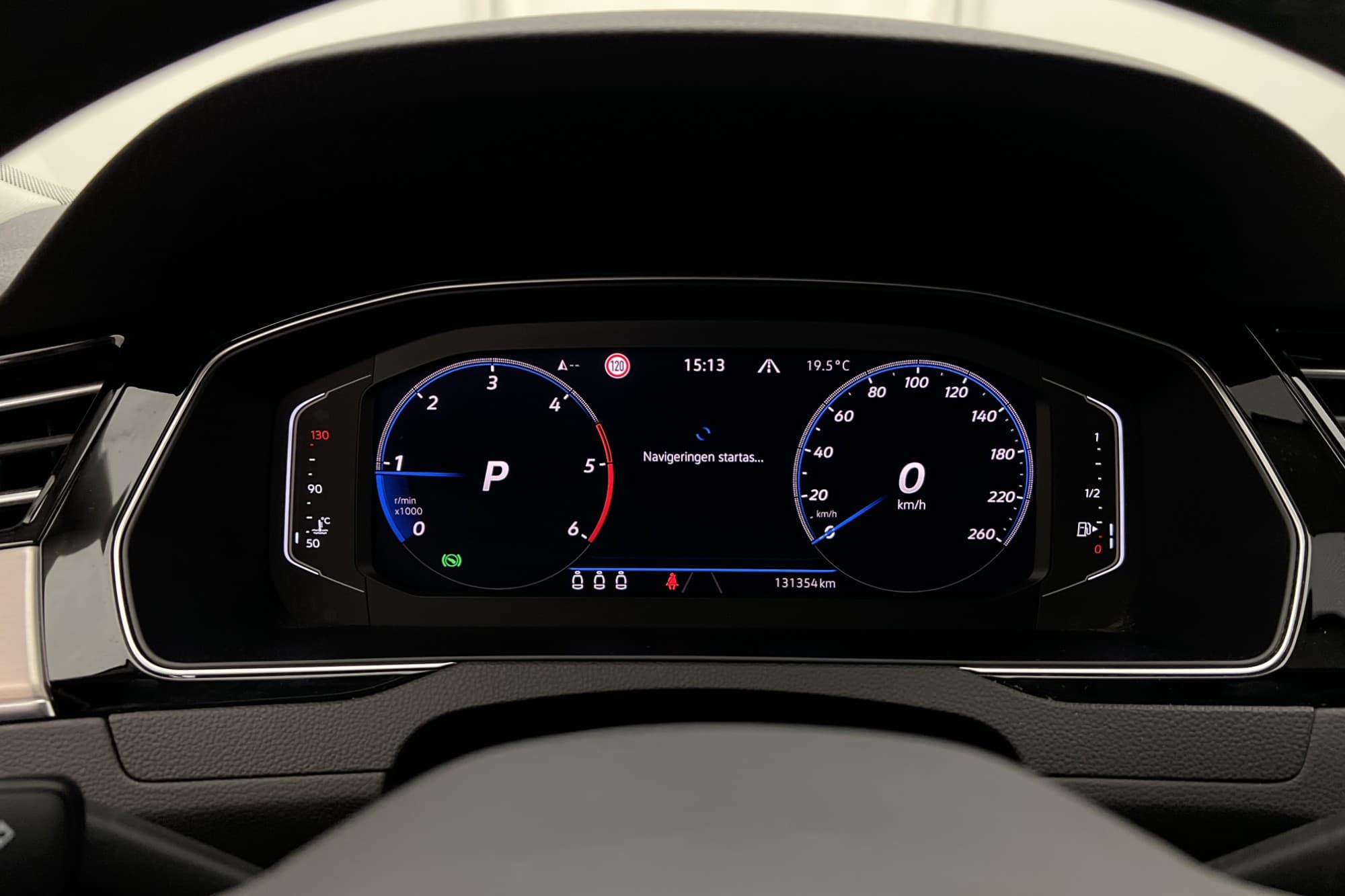 Volkswagen Passat 2.0 TDI 200hk R-Line Värmare Drag Cockpit