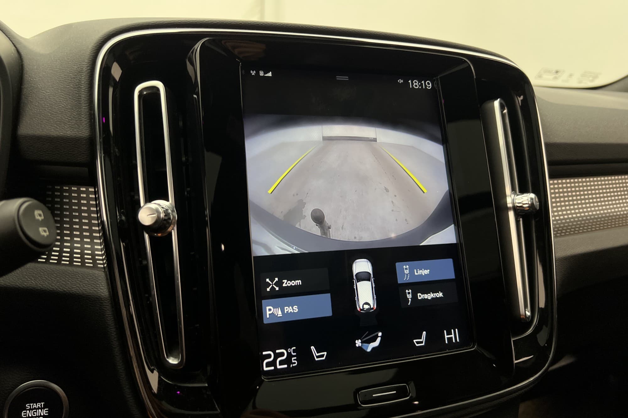 Volvo XC40 T4 AWD R-Design Värm Kamera Navi Keyless Drag