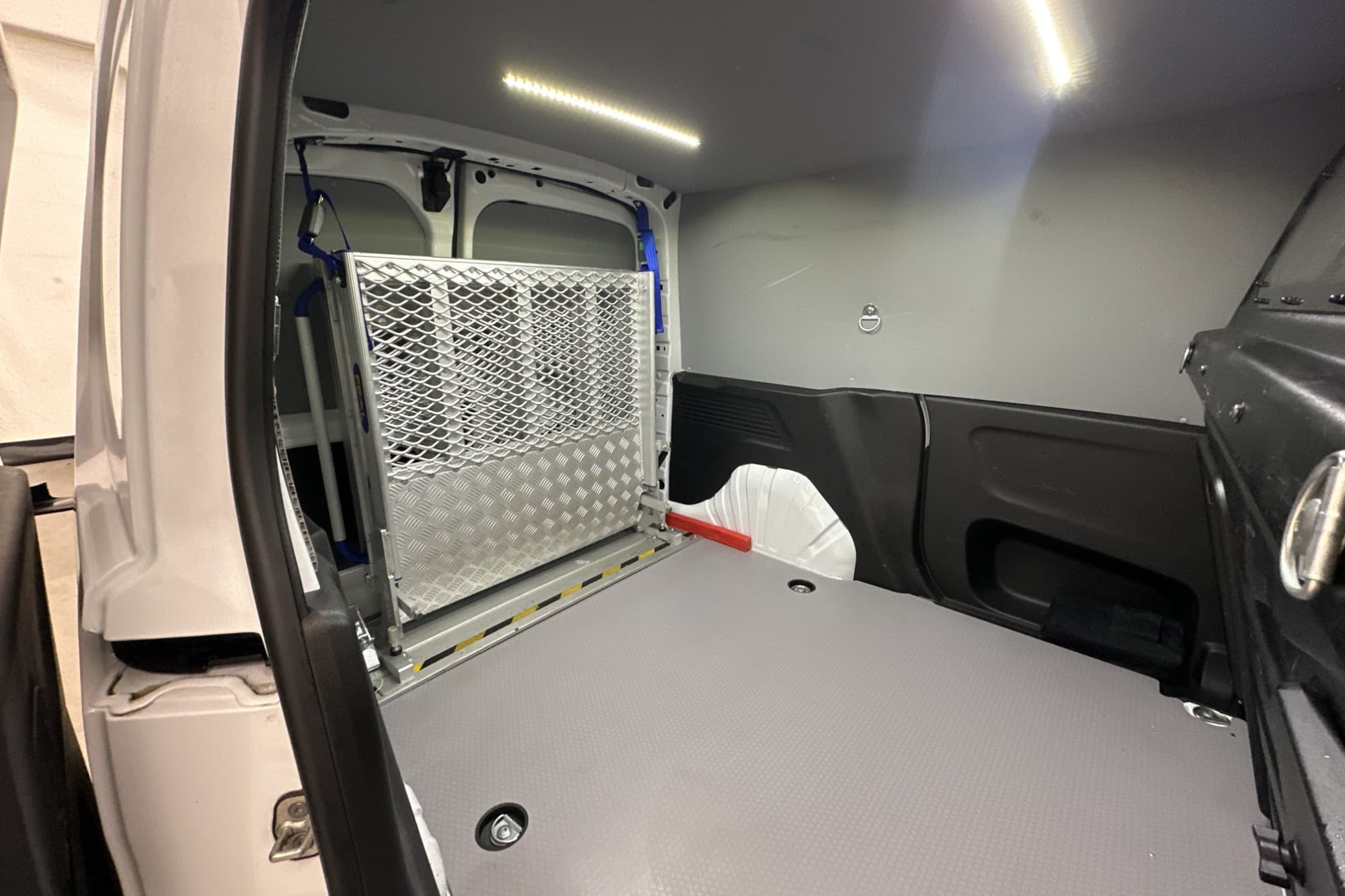 Peugeot Partner 130hk M&K-Värmare PDC LASTRAMP CarPlay MOMS