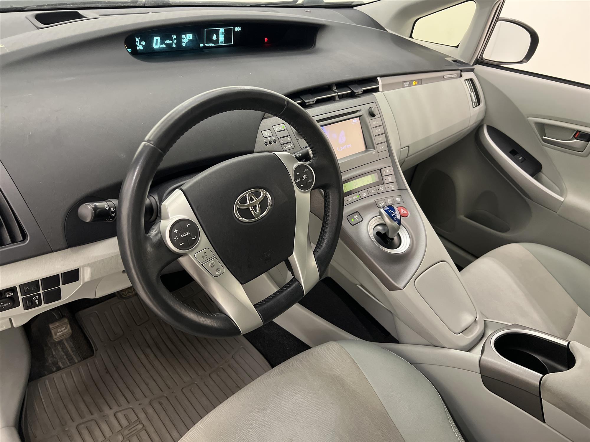 Toyota Prius 1.8 Plug-In 136hk Backkamera Navi Nyservad