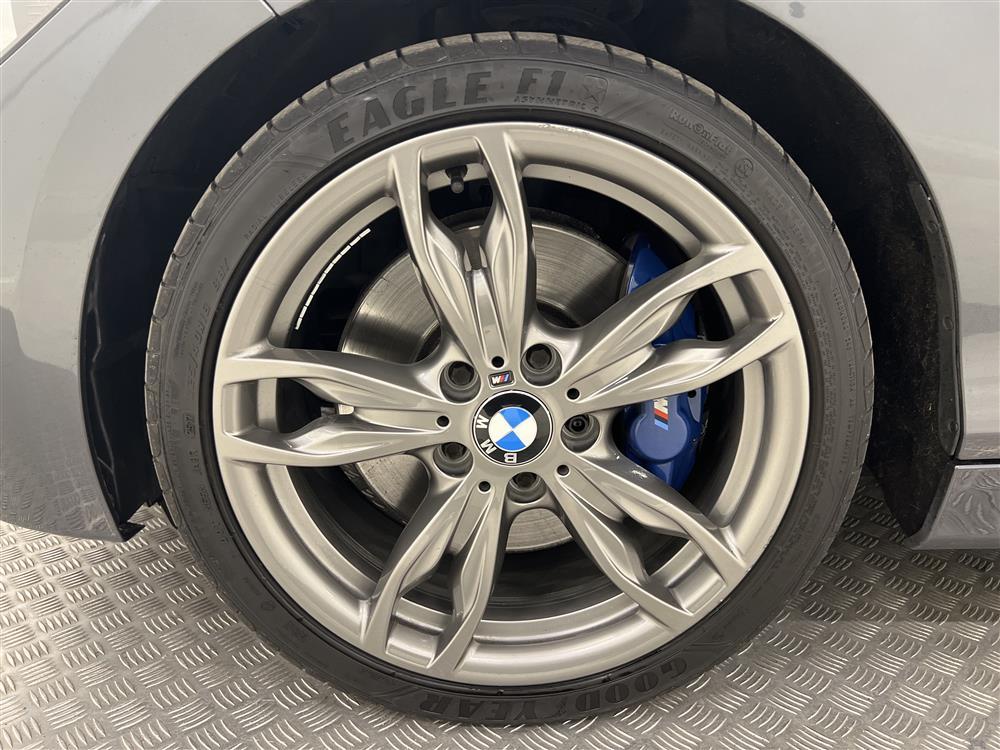 BMW M135i xDrive 320hk H/K PDC Svart Innertak 0,61L/milinteriör