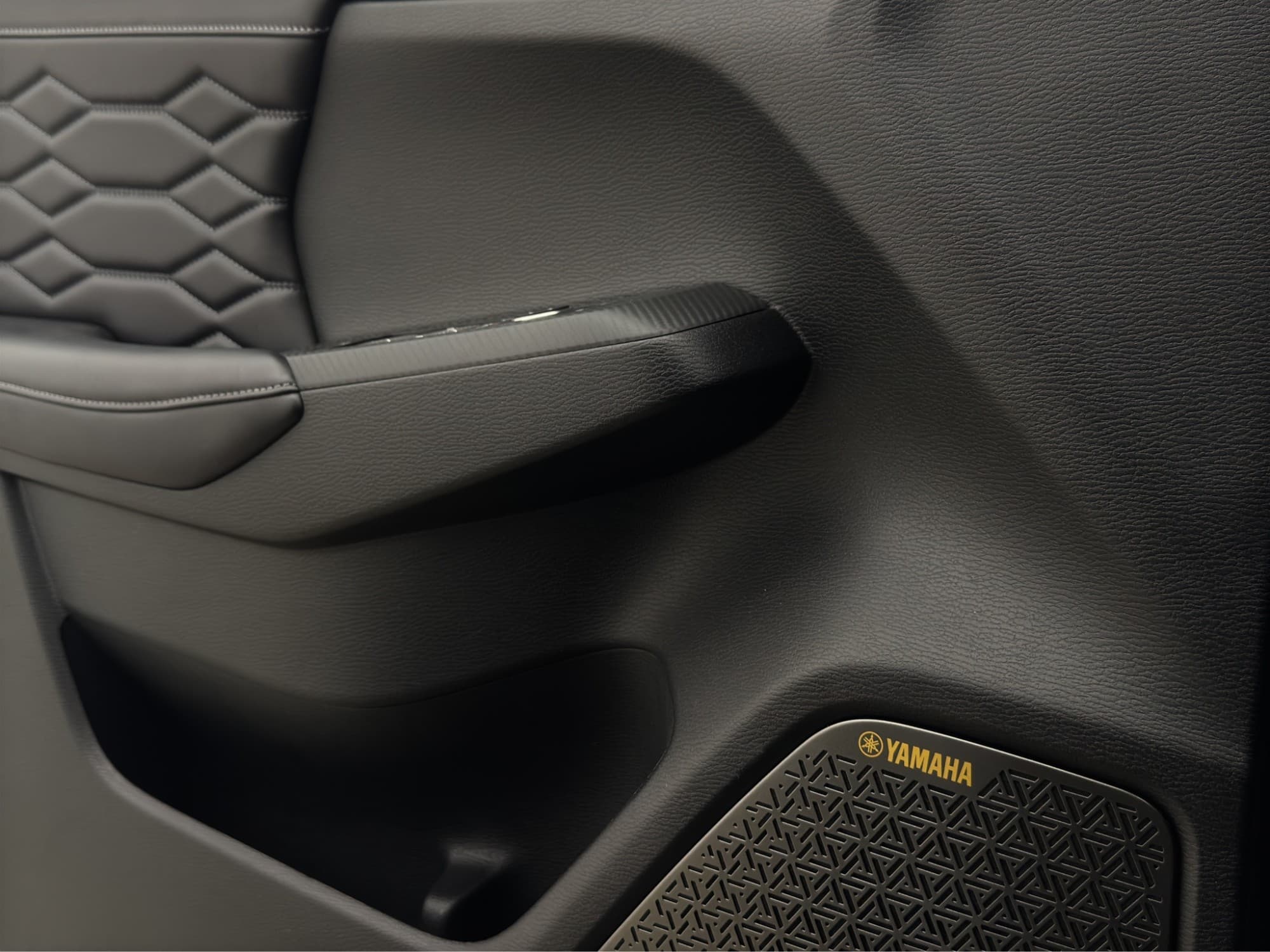 Mitsubishi Outlander PHEV 4WD Instyle Pano Yamaha 360° HUD