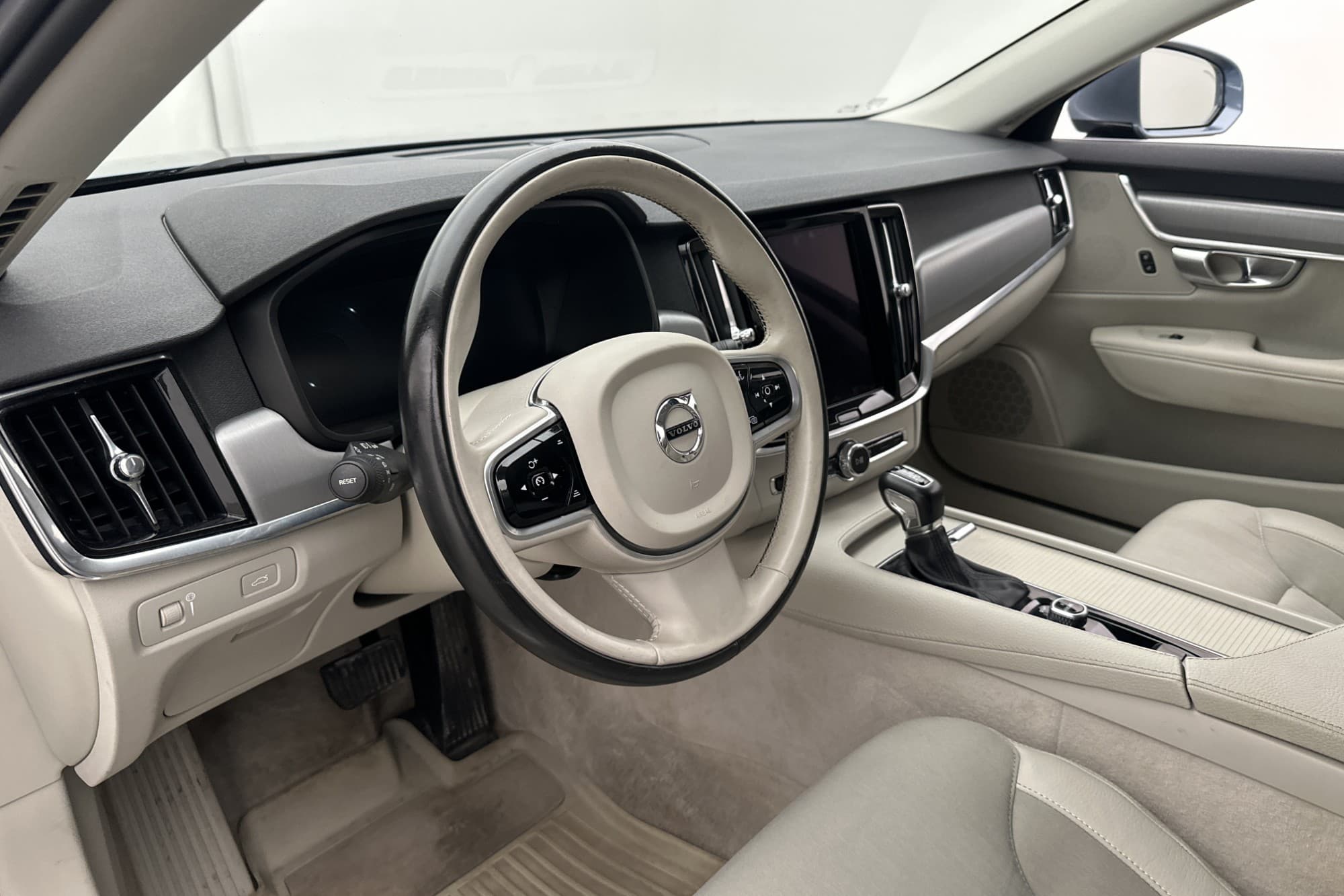 Volvo V90 D4 Momentum VOC Värmare Kamera Drag Navi BLIS