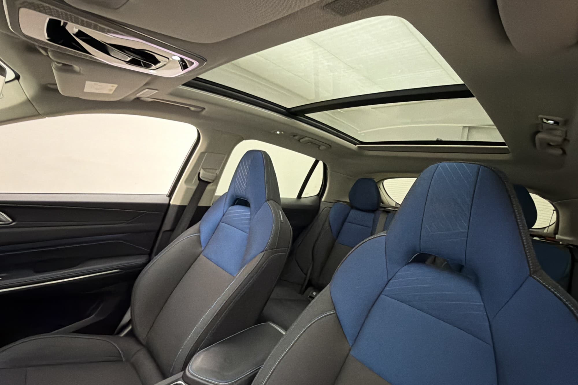 Lynk & Co 01 PHEV 261hk Panoramaglas Infinity Kamera CarPlay