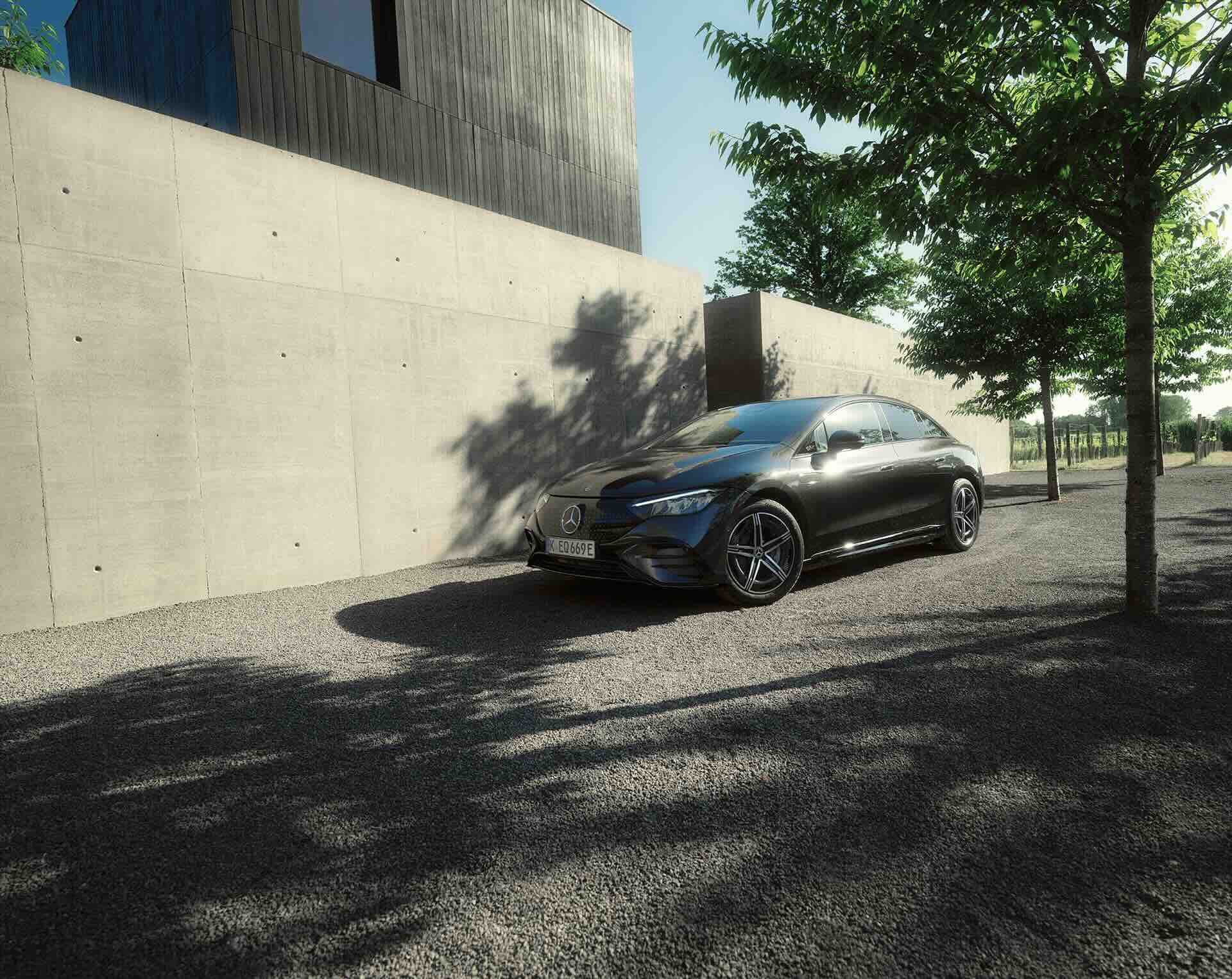 Mörk bil parkerad framför en betongvägg